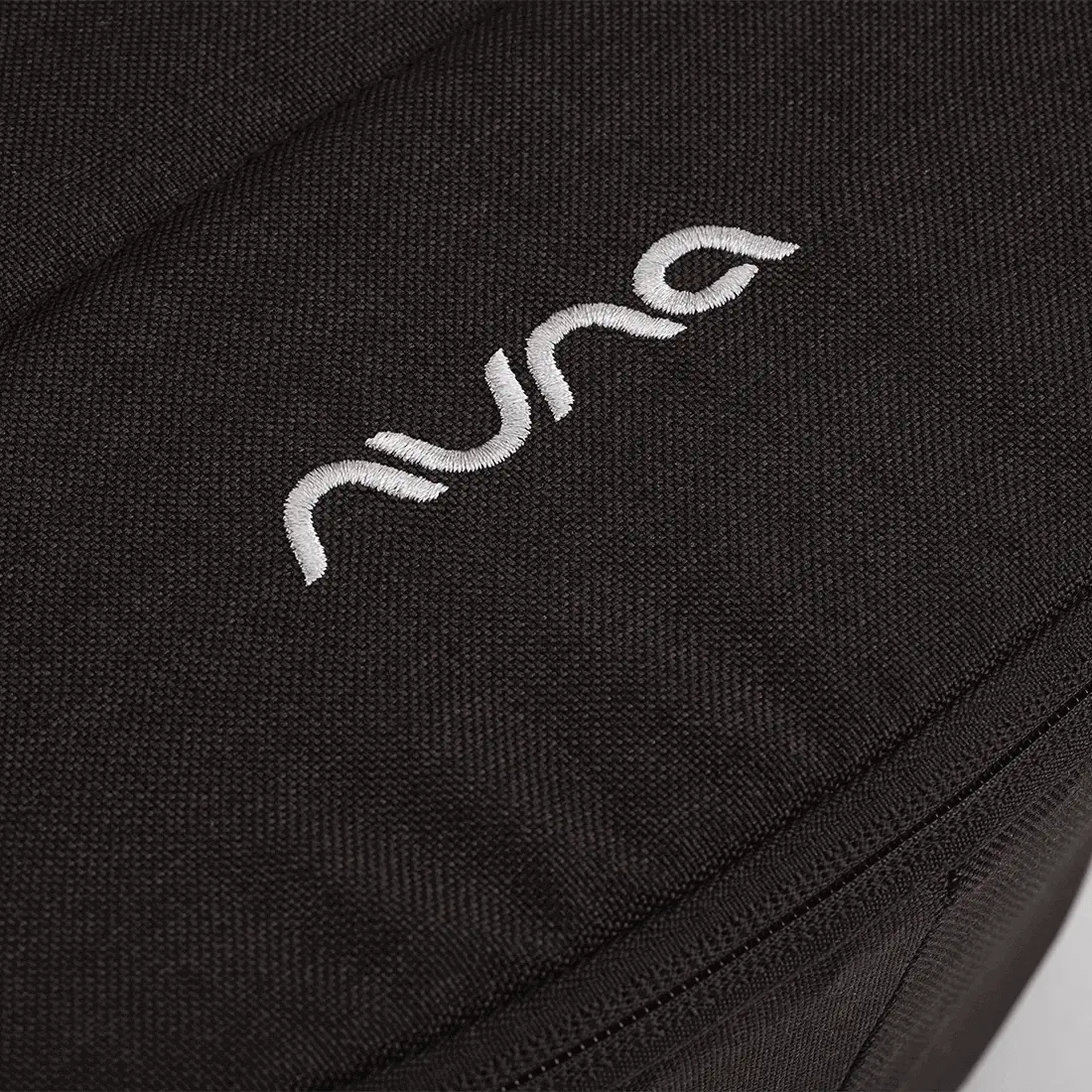 Nuna_DEMInext_Carrycot_Caviar_Logo_2_GL_web_f260