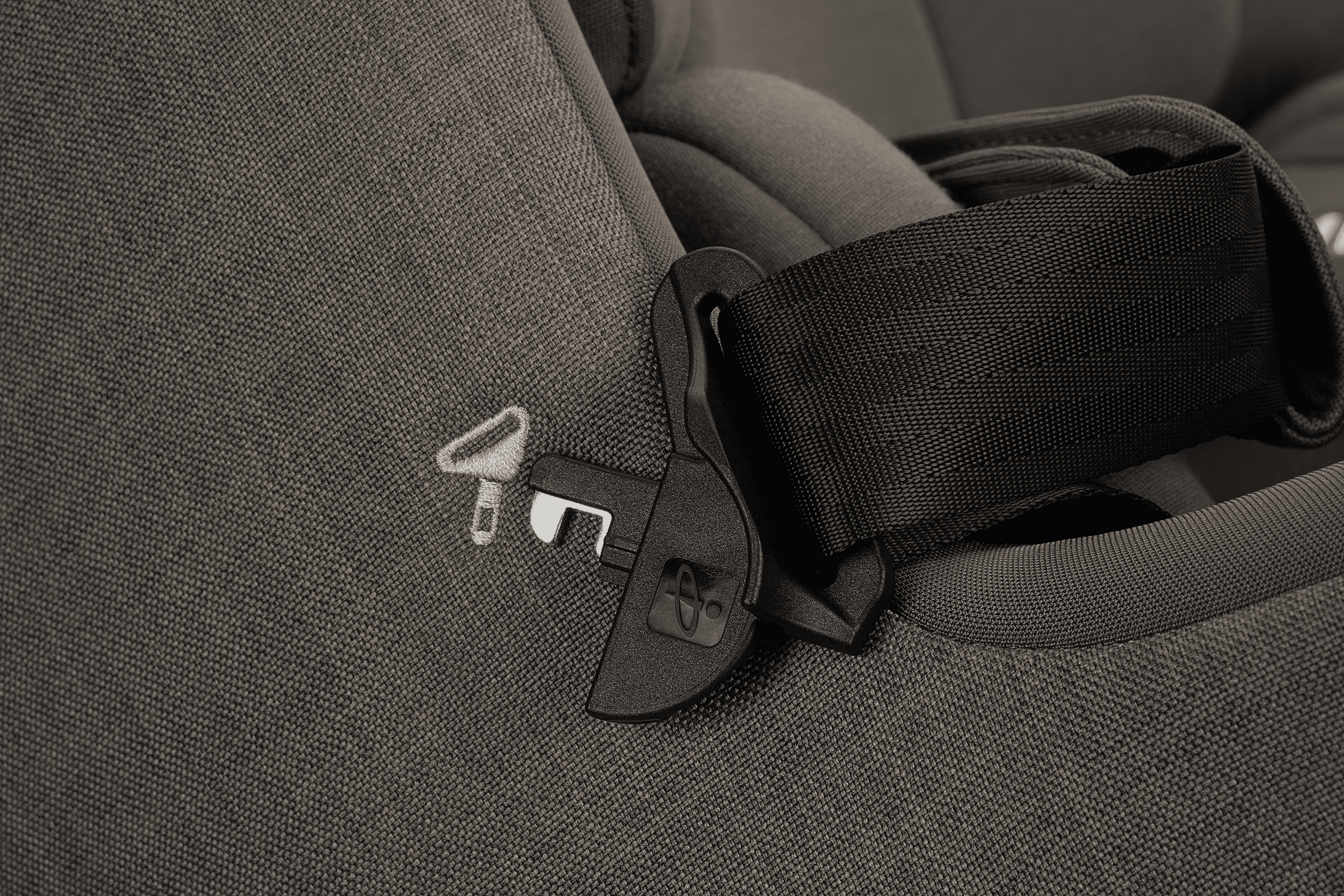 Nuna_PRUU_Granite_Buckle_GL_8x8